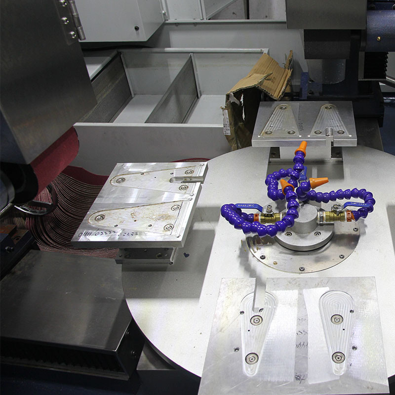 ماشین پولیشینگ سفارشی CNC روتاری فلز سطح پولیشینگ آلومینیوم Ss Deburring ماشین خرد کردن برای Trowel